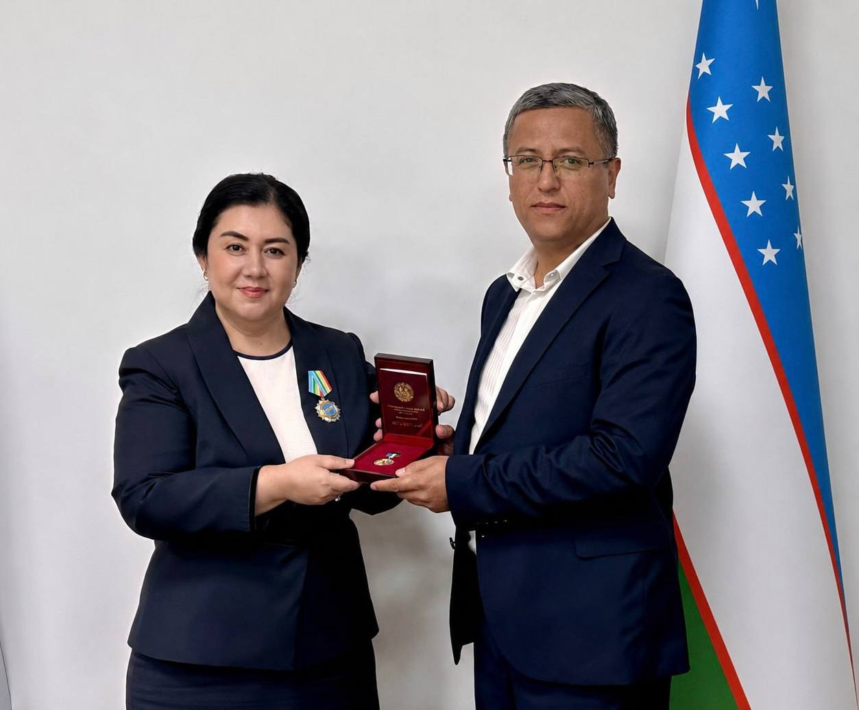 Ombudsman Staff Awarded a Commemorative Badge Marking the 35th Anniversary of Independence